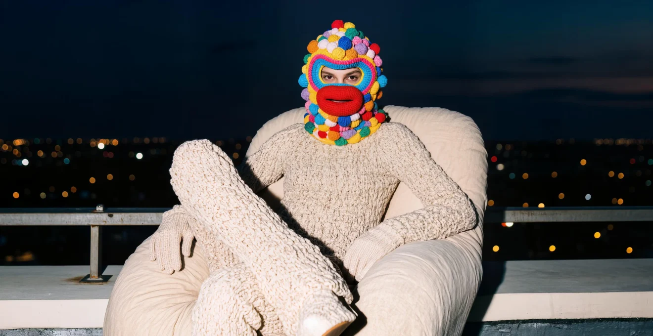 Senior autonome marchant dans le couloir lumineux d'une résidence services